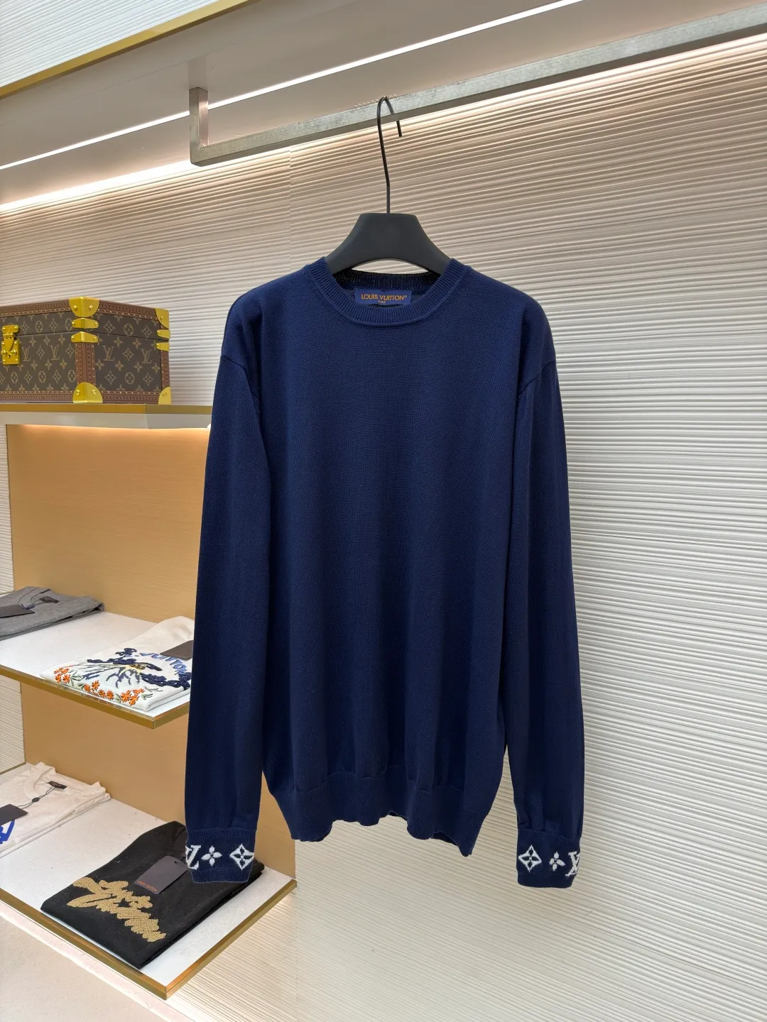 LOUIS VUITTON cuff jacquard cashmere sweater ●Original version: 15100 purchased and developed ●Item number: 1681849-A75 ●Fabric: wool blended fabric ●Technology: jacquard knitting ●Color: treasure color ●Version: fitted version ●Weight: about 395 grams ●Size: S-M-L-XL ●Description: Made of 55% cashmere fabric with 45% cotton. The fabric is soft and comfortable and does not cling to the upper body. The three-dimensional and stylish version can be worn outside or as a base layer. The fabric is washed frequently to fix the pattern and color. The jacquard is made of professional point jacquard on wool looms imported from Germany, and is reproduced from the original 1:1 scanned pattern. This round-neck pullover is made of soft cashmere in trendy tones and features Monogram elements on the ribbed knitted cuffs. It goes well with a variety of looks. The overall wiring is straight and delicate, the fabric is comfortable and soft, and the color is consistent without color difference. It can be matched with the same style to create a fashionable look and control various occasions. Customized accessories, complete with three standards, same style for men and women!